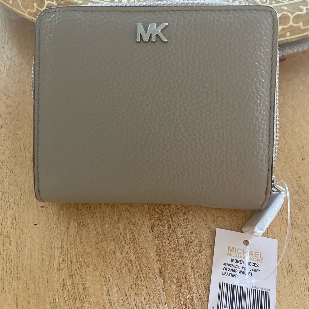 MICHAEL Michael Kors Pebble Pearl Gray Compact Wallet with Silver Logo